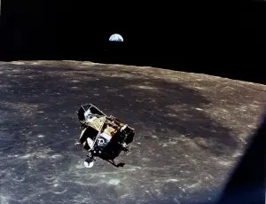 Astronautas oyeron rara música que venía de la Luna