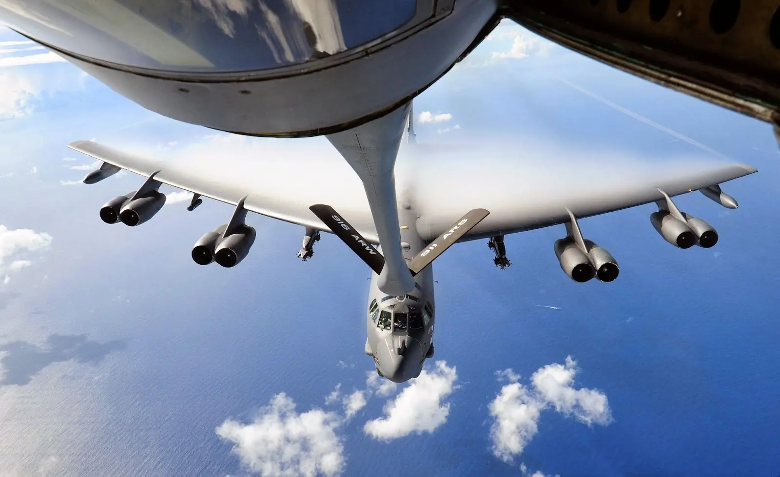 El bombardero B-52 afila los dientes y se vuelve letal
