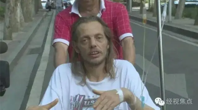 espera 10 dias a una chica en un aeropuerto, no aparece