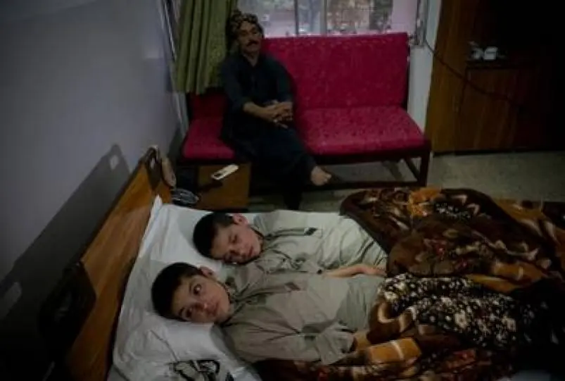 El caso de dos hermanos, cuando anochese no pueden moverse