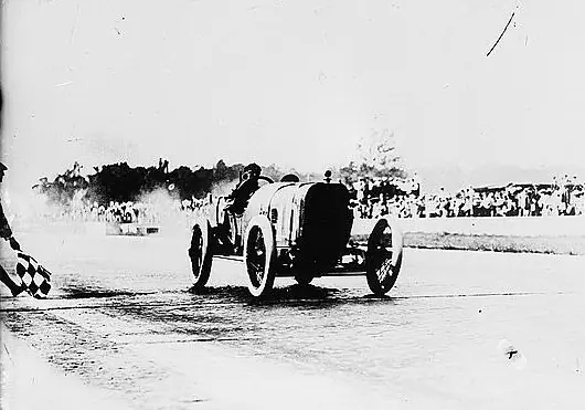 ¿Qué fabricaban en un comienzo las marcas de autos?