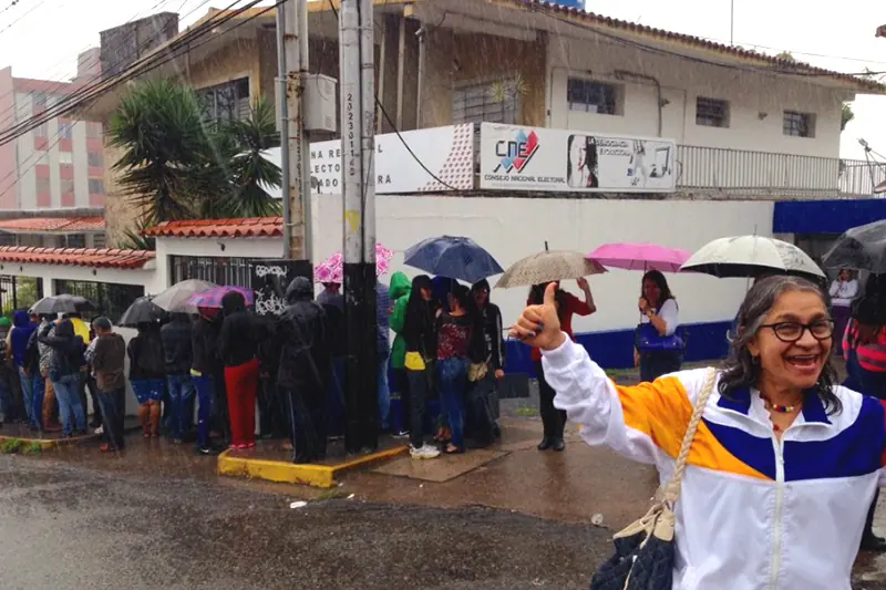 Vzla:Cae lluvia y nadie se mueve de la cola para validar Vzla:Cae lluvia y nadie se mueve de la cola para validar