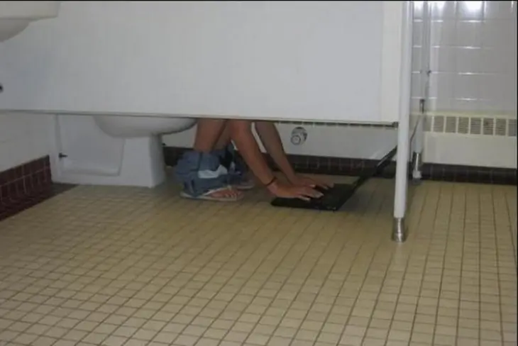Momentos inexplicables que ves en los baños