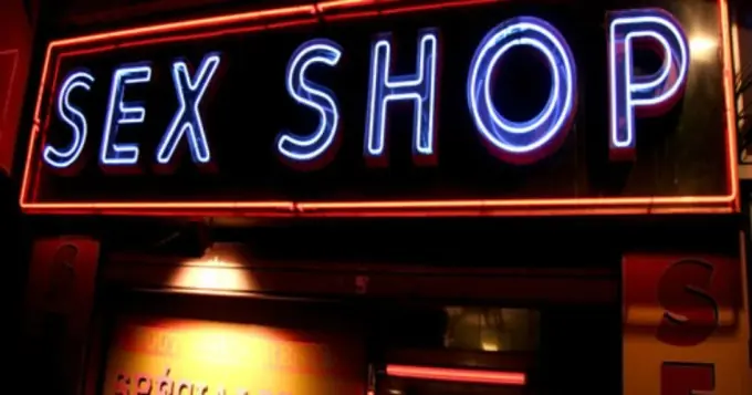 Anciano murió mirando porno en un sex shop