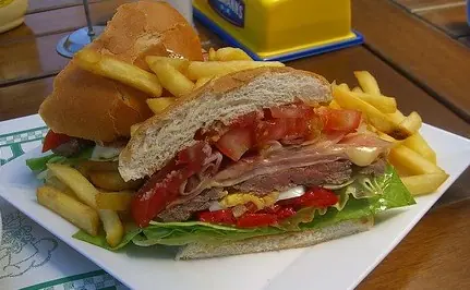 Chivito, tipica comida uruguaya