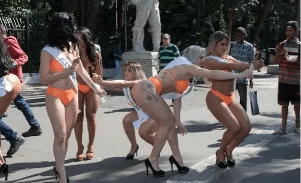Candidatas a Miss Bum Bum salieron a cazar pokemons Candidatas a Miss Bum Bum salieron a cazar pokemons