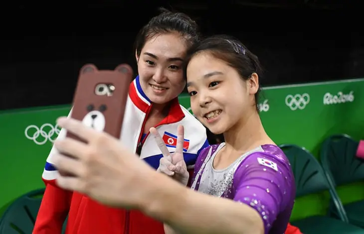 Gimnastas de Corea del Norte/Sur se toman selfie histórica