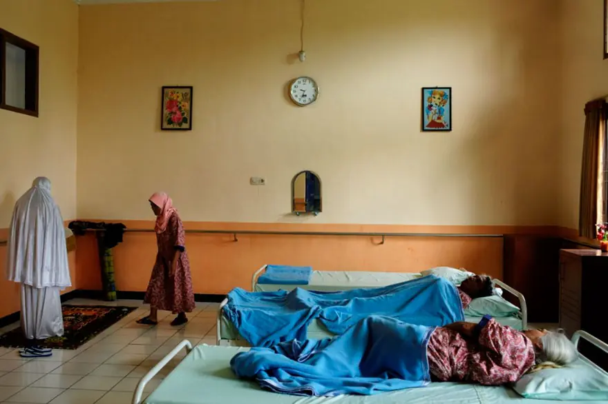 En Indonesia los pacientes psiquiátricos viven bajo... En Indonesia los pacientes psiquiátricos viven bajo...