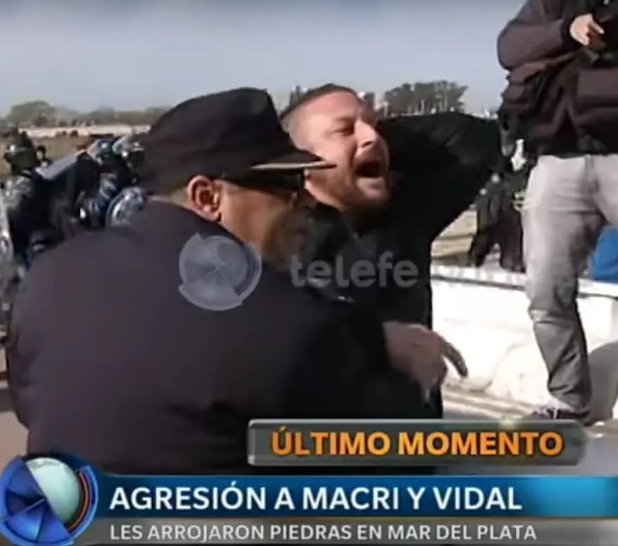 ¿"Piedrazos" al auto de Macri? Te muestro porqué es mentira.