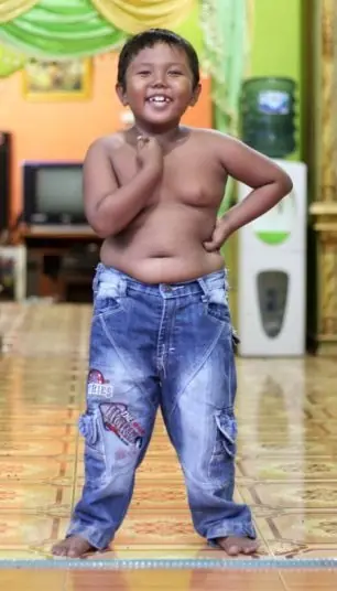 ¿Recuerdas al niño que fumaba 40 cigarrillos diarios?