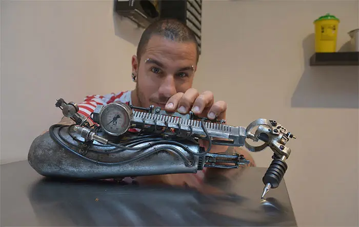 Tatúa con una prótesis increíble; ¡Mira cómo lo hace!