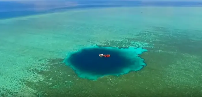 Descubren el agujero azul más profundo del mundo