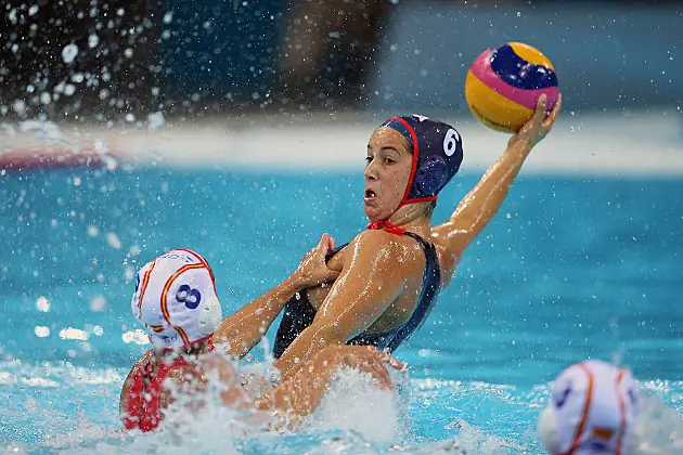 Se le Escapó una Teta a jugadora de Water Polo