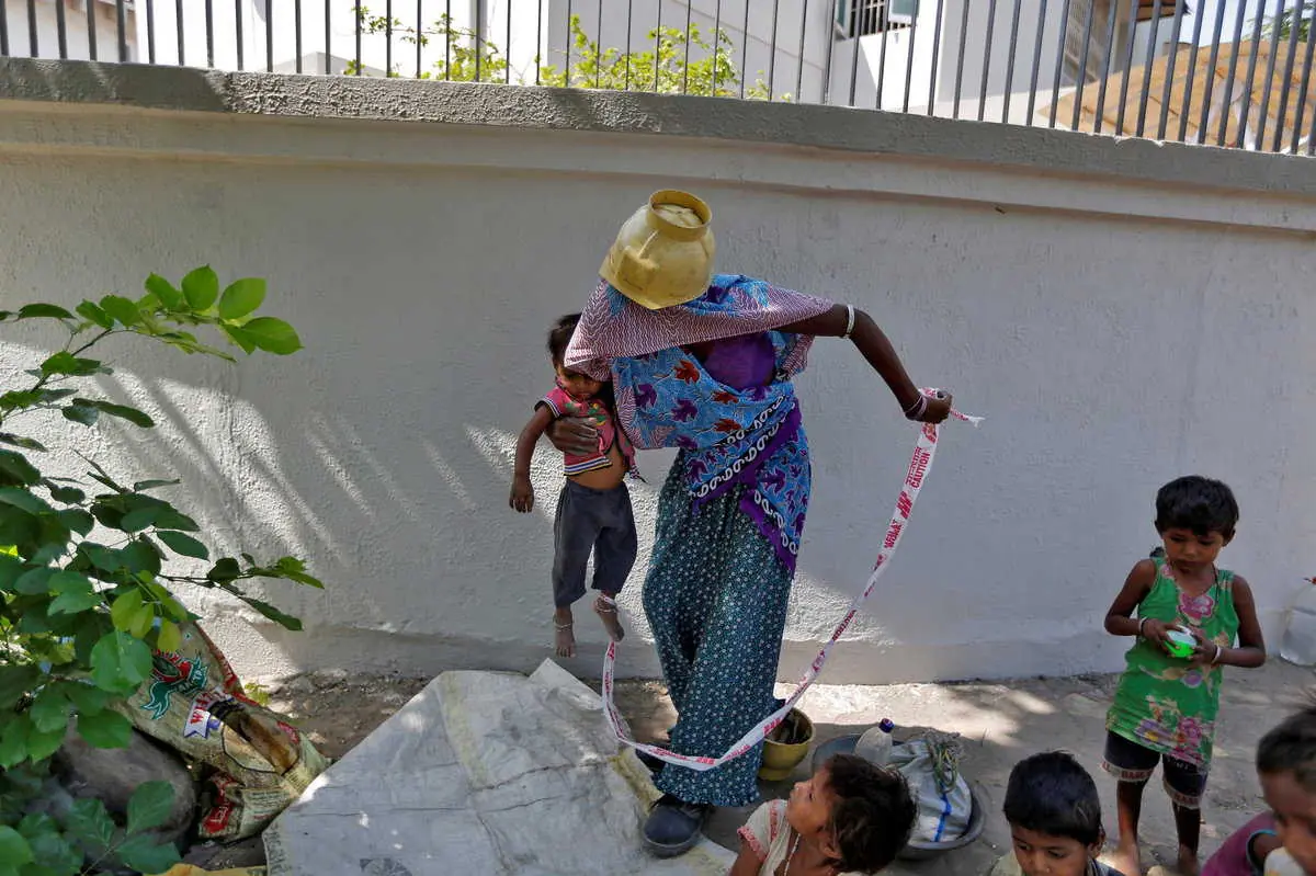 Sus padres la amarran a una piedra todos los días.