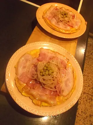 Tortilla japonesa, con complejo de pizza