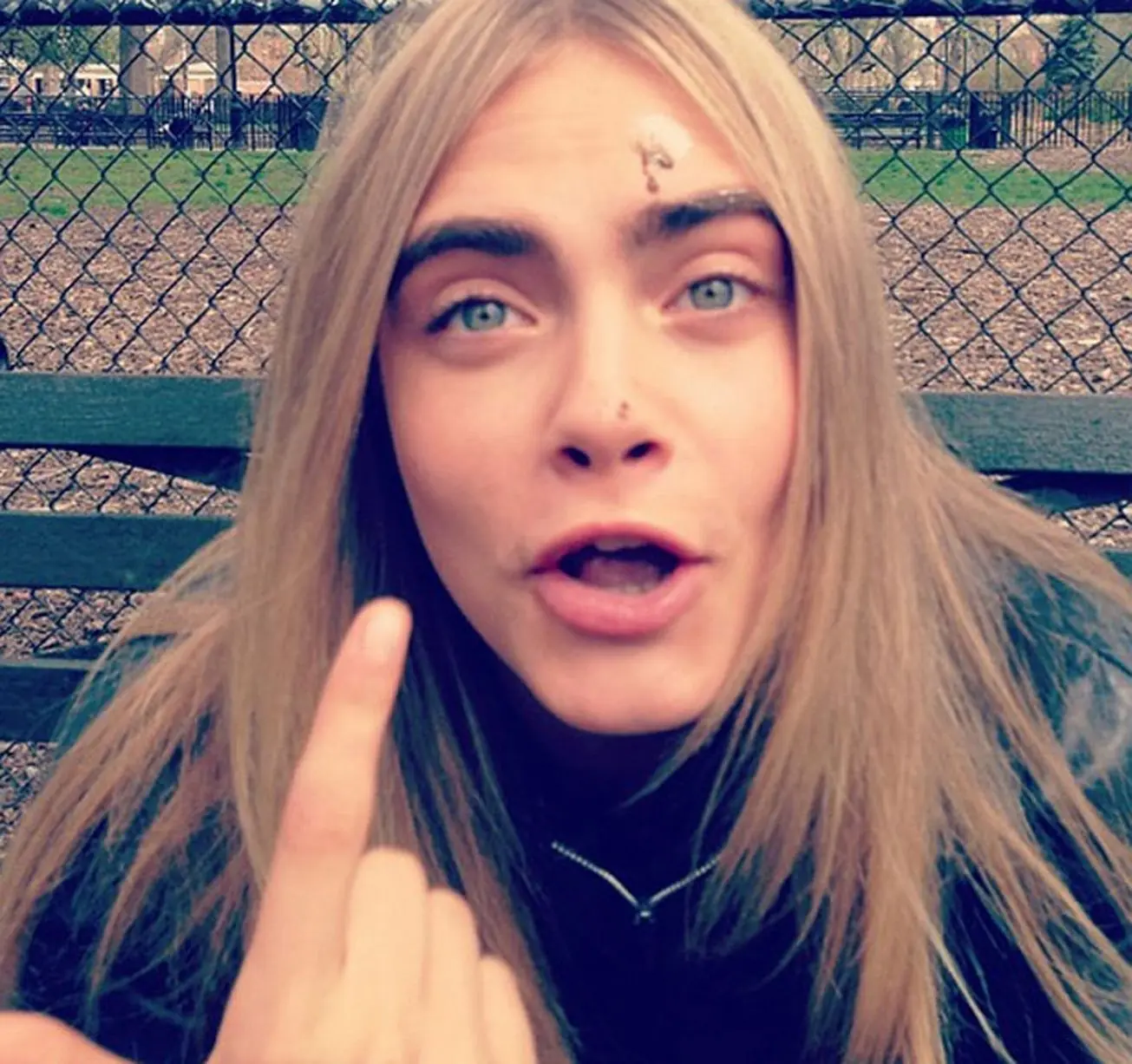 Cara Delvigne suferfeando:Una tabla sobre otra #Tablaception
