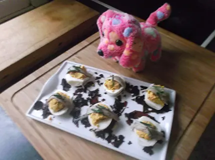 Huevos rellenos con boquerones en vingre y dulse