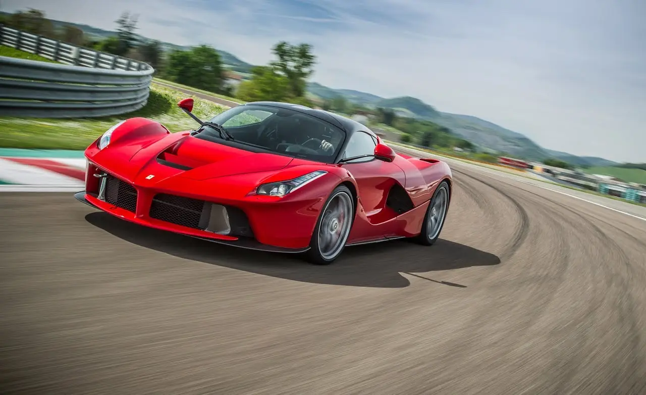 LaFerrari, 918 Spyder y P1 (compilado de imagenes)