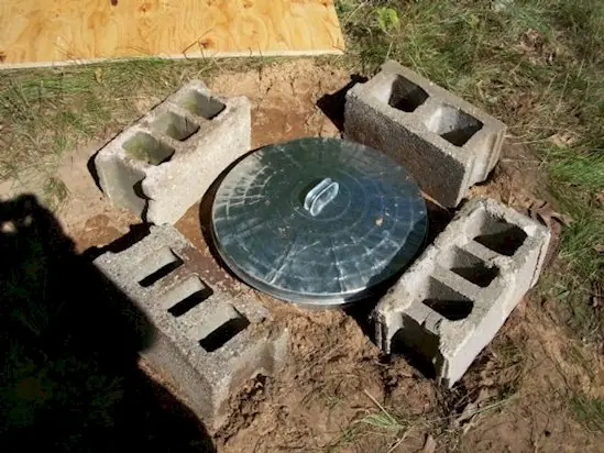 Mira porque enterraron este tacho de basura en el patio