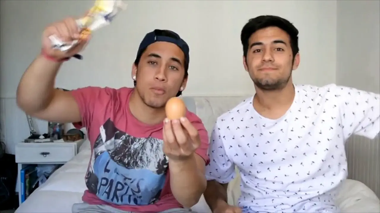 A youtuber le escupen en la boca (asqueroso)