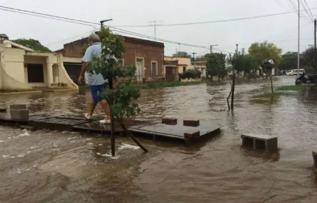 Un Pueblo se Hunde por el Agua y Culpan a Productores