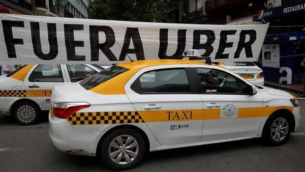 Los taxistas le declaran la guerra a Uber