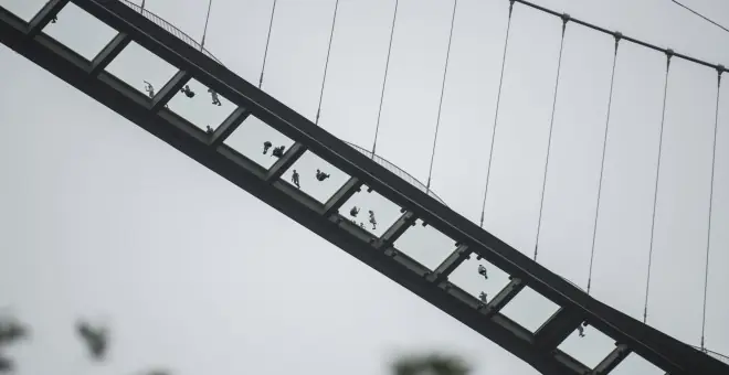 La forma mas parecida a flotar (puente d cristal mas largo)