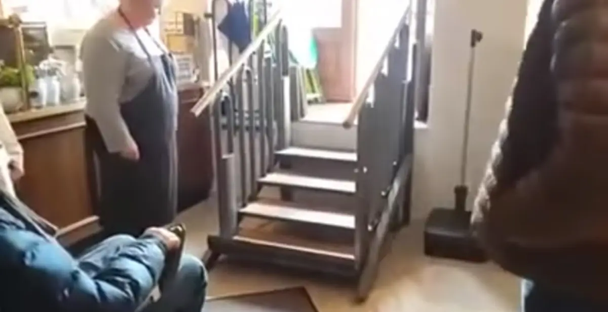 Ingeniosa escalera / plataforma para discapacitados