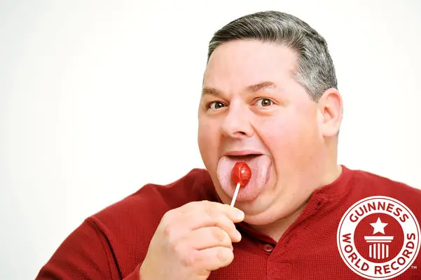 Padre e hija tienen la lengua más ancha del mundo