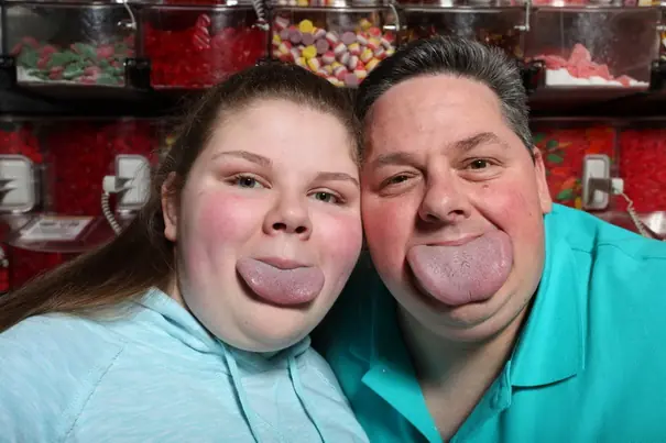 Padre e hija tiene la lengua más ancha del mundo