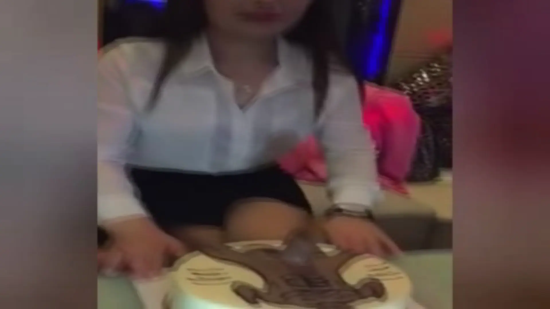 Japonesa Le regalaron un pastel y mira como Agradece (WTF?)