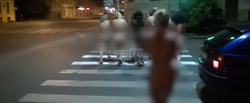 "Activistas" rusos hacen caminar desnudas a prostitutas