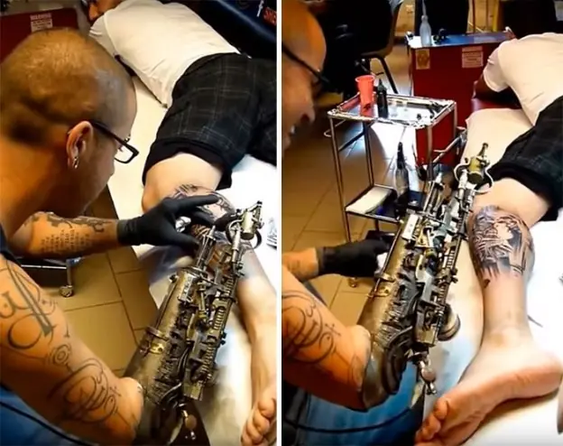 El tatuador con un brazo bionico impresionante