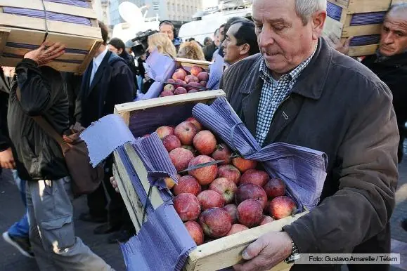 Hambre? No papu, por esto regalaron manzanas