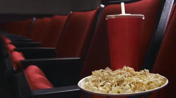 ¿Es ilegal comer en el cine alimentos comprados afuera?