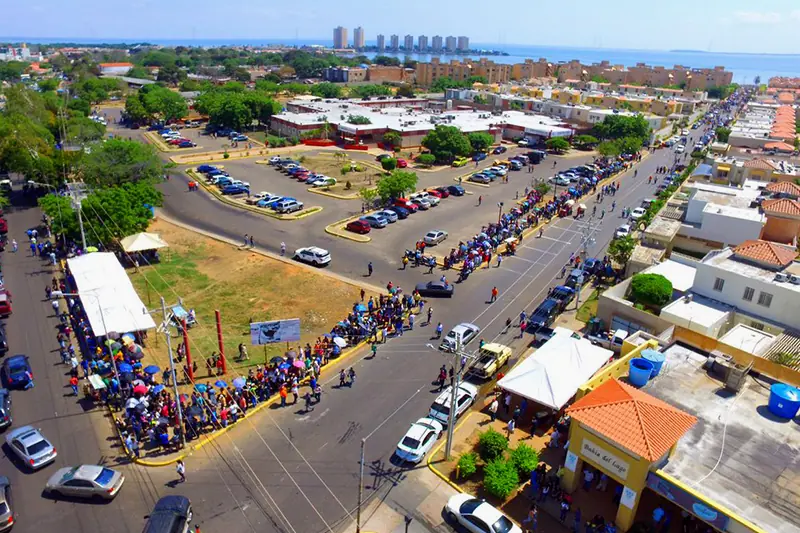 Vzla:La insuperable cola en Zulia para validar (FOTO)