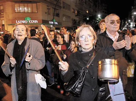 Cacerolazo...De todo, menos espontáneo