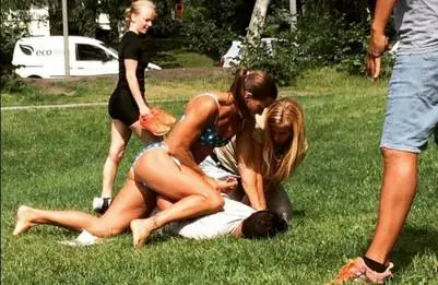 La mujer policía que detuvo a un ladrón en bikini