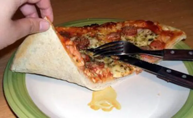 El truco infalible para recalentar la pizza en el microondas