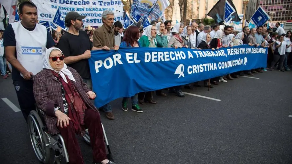 resistiendo con aguante