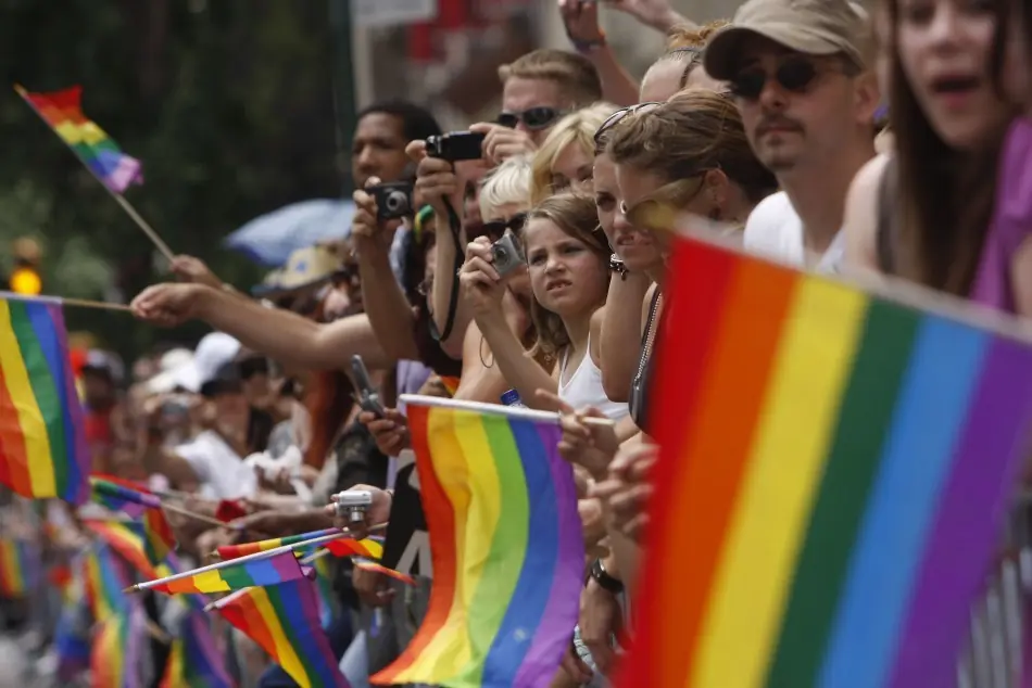 marcha gay vs 50.000 niños heterosexuales