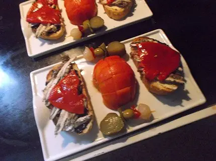 Tostadas con sobras de boquerones fritos
