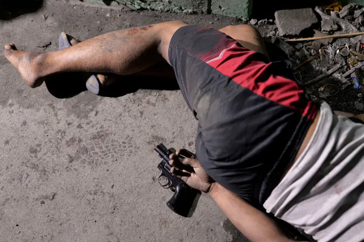 La historia de la mujer que se gana la vida matando narcos