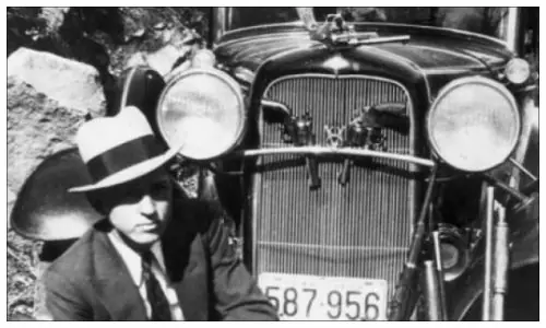 Bonnie & Clide y su Ford V8 “B”