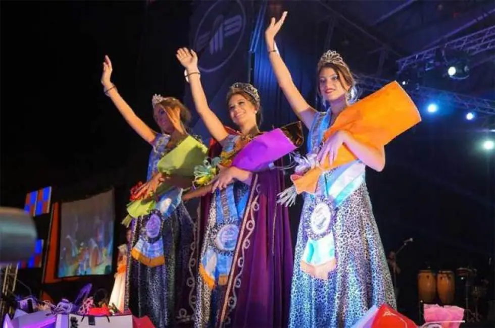 Reinas de los estudiantes luchan contra las feminazis