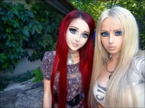 Barbie humana y niña anime se convirtieron en mejores amigas