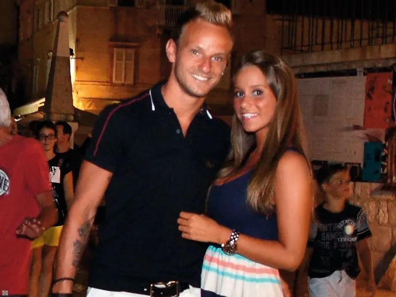 Las novias de los jugadores del Barcelona tricampeon Las novias de los jugadores del Barcelona tricampeon