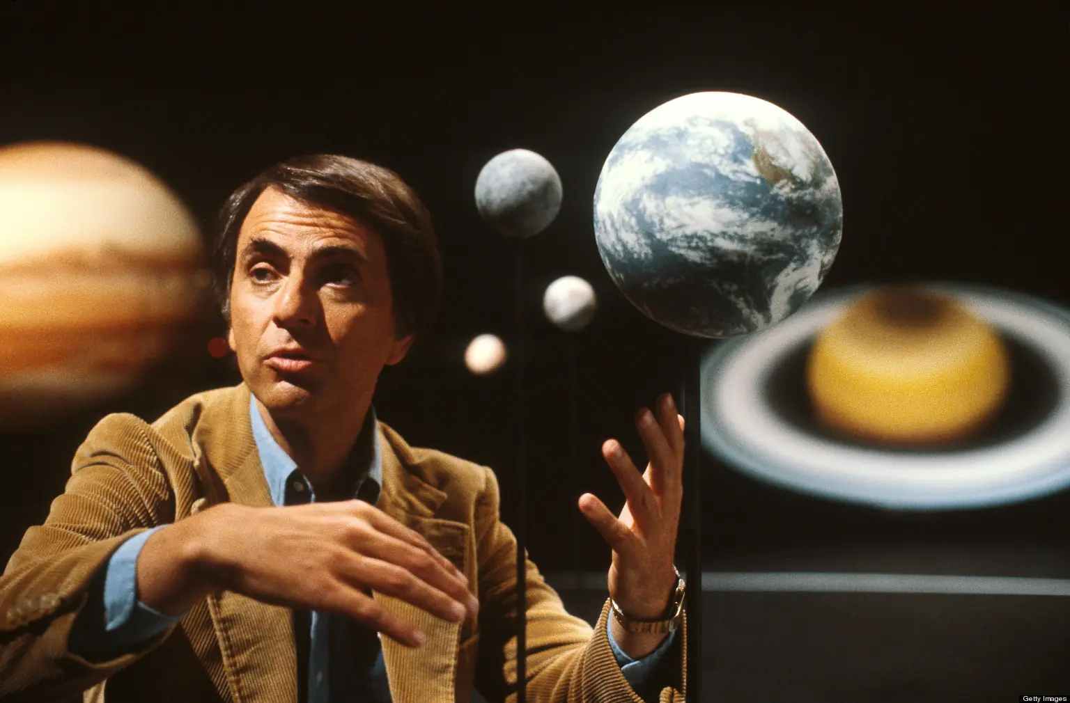 Carl Sagan: Es entendible que Newton creyera en Dios