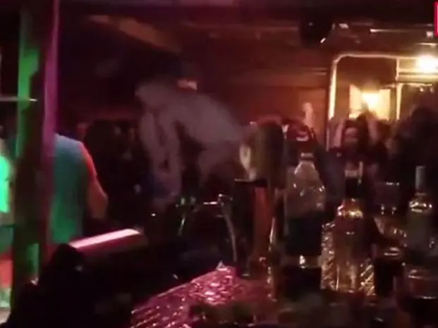 Tuvieron Sexo en la Barra delante de la gente que filmanba