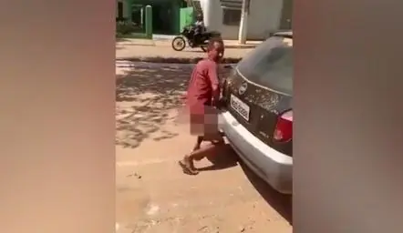 Lo pescaron teniendo sexo con un auto